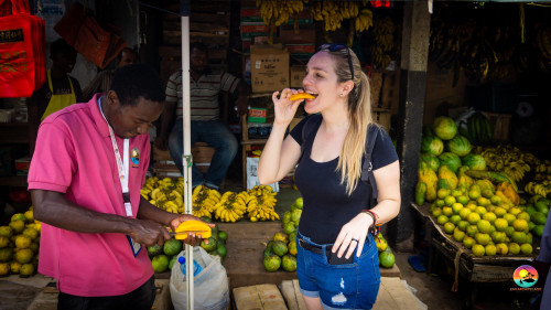 touris-eating-fruit-at-darajani-market-during-stone-town-tour